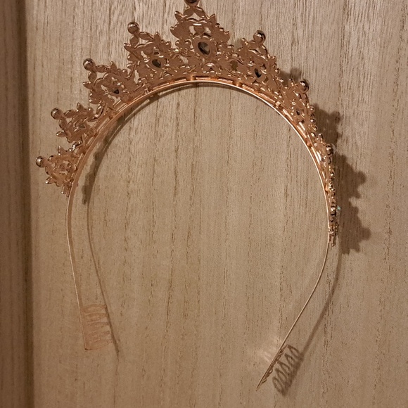 NWOT Gorgeous Goddess Super Sparkly Tiara Rose Gold Color - Picture 4 of 4